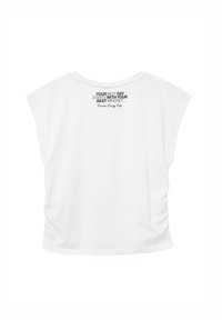 Weißes Kurzarm-T-Shirt mit rundem Halsausschnitt. Auf dem oberen Rücken ist in Schwarz der Text gedruckt: "DEIN BESTER TAG BEGINNT MIT DEINEM BESTEN DENKEN."