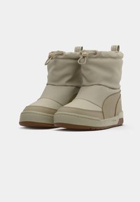Beige waterdichte laarzen met een gewatteerde bovenkant, trekkoordsluiting en een gestructureerde rubberen zool. Glad oppervlak met contrasterende zijaccenten.