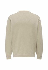 Beige gebreide trui met een ronde hals, lange mouwen en geribbelde zoom en boorden. Gladde textuur met minimale details.