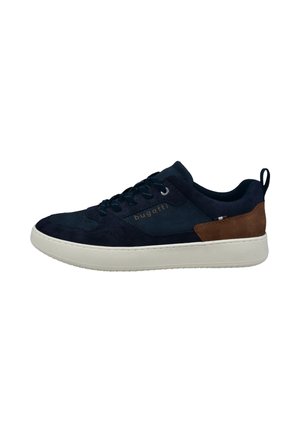 Zapatilla baja azul oscuro y marrón con suela blanca, cordones en la parte delantera y logo de Bugatti en el lateral.
