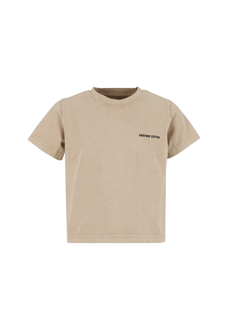 Béžové bavlněné tričko s krátkými rukávy, kulatým výstřihem a černým nápisem "ANOTHER COTTON" na levé straně na hrudi. Jemná textura, volný střih.