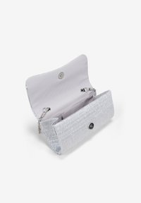 Bolso de mano texturizado en plata con cierre a presión, que cuenta con un interior forrado y dos compartimentos para organización. Accentuado con una cadena.