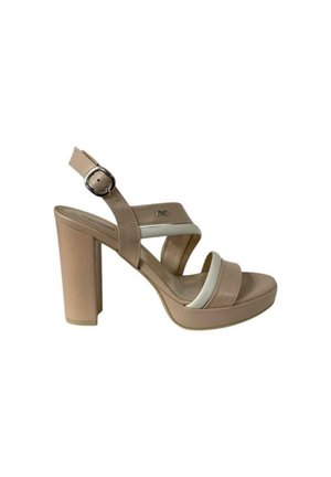 Sandaliera beige con tacco alto, piattaforma, cinturino slingback e fibbia regolabile. Presenta due fasce bianche di accentuazione. Texture liscia.