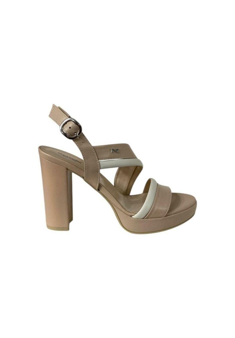 Sandaliera beige con tacco alto, piattaforma, cinturino slingback e fibbia regolabile. Presenta due fasce bianche di accentuazione. Texture liscia.