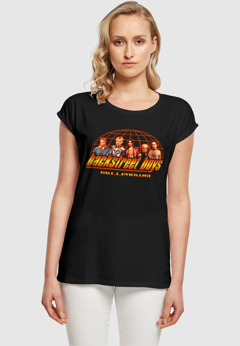 Tricou negru cu mânecă scurtă, prezentând un grafic colorat cu membri ai trupei și textul "Backstreet Boys Millennium", pe un fundal întunecat.