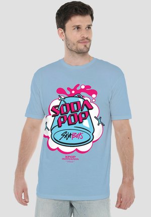 NETFLIX, KPOP DEMON HUNTERS  SAJA BOYS SODA POP - Print T-shirt - light blue