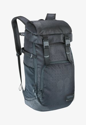 Rucksack mit Rollverschluss, aus strapazierfähigem schwarzem Stoff, ausgestattet mit seitlichen Netzfächern, Reißverschlusdetails und einem dezenten Punktmuster.