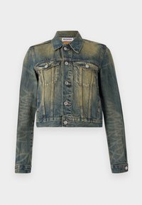 Giacca di jeans con una finitura blu sbiadita, design corto, due tasche sul petto e bottoni argentati. Presenta un colletto classico e maniche lunghe.