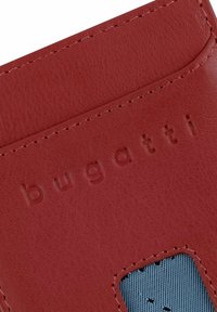 Rode leren portemonnee met een hoek met reliëf "bugatti" branding en zichtbare blauwe stofvoering door een gestikte opening.