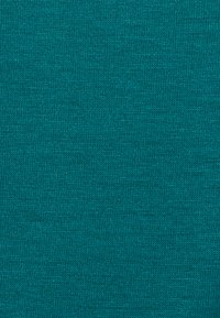 Teal textiel met een gestructureerde stof en een glad gebreid patroon, met een consistente en gelijkmatige weefstructuur en een lichte rekbaarheid.