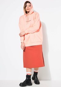 Studio Untold Luvtröja - coral