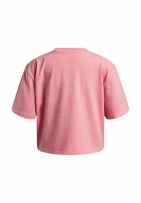 Camisa de manga corta y oversize en tela de color rosa suave. Presenta un cuello redondo y un logo sutil en la espalda. Textura suave con un ajuste relajado.