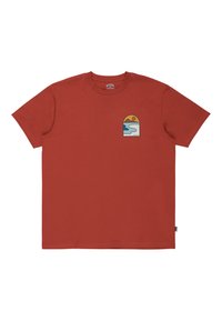 Czerwona bawełniana koszulka z krótkim rękawem i okrągłym dekoltem. Posiada małą naszywkę graficzną przedstawiającą góry i wodę w odcieniach niebieskiego i pomarańczowego.