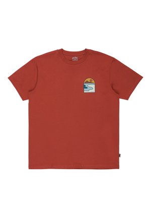 Piros pamut póló rövid ujjakkal és kerek nyakkivágással. Kis grafikus folt található rajta, amely kék és narancssárga színekben hegyeket és vizet ábrázol.