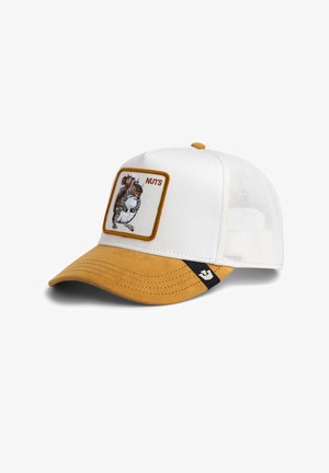 Weißer und beige Mesh-Trucker-Cap mit Eichhörnchen-Patch, auf dem vorn "NUTS" steht, und kleinem schwarzem Stoffetikett an der Krempe.