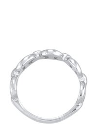 Silverfärgad ring med en slät, rund kedjelänkdesign. Ytan är polerad och reflekterande, med jämnt fördelade länkar.