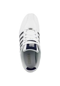 Weißer Sportschuh mit grauen Akzenten, ausgestattet mit drei schwarzen Streifen, runden Schnürsenkeln, einem gepolsterten Kragen und einer strukturierten Innensohle.