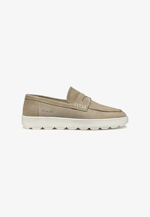 Lichte suède instapschoenen in tan met een ronde neus, lichte rubberen zool en een gestikte accentband over de bovenkant voor extra detail.