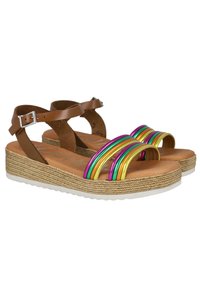 Sandalias de cuero marrón con correas metálicas multicolores, puntera redonda, plantilla de yute y suela de goma. Incluye correa ajustable para el tobillo.
