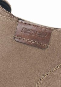 Chaussure en daim brun avec une finition texturée, dotée d'un design cousu et d'une étiquette en cuir embossée avec "RIEKER."