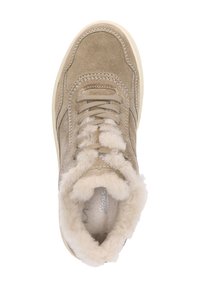 Baskets en daim beige avec un col en fourrure texturée et duveteuse. Dotées d'une conception à lacets et d'une semelle en caoutchouc.