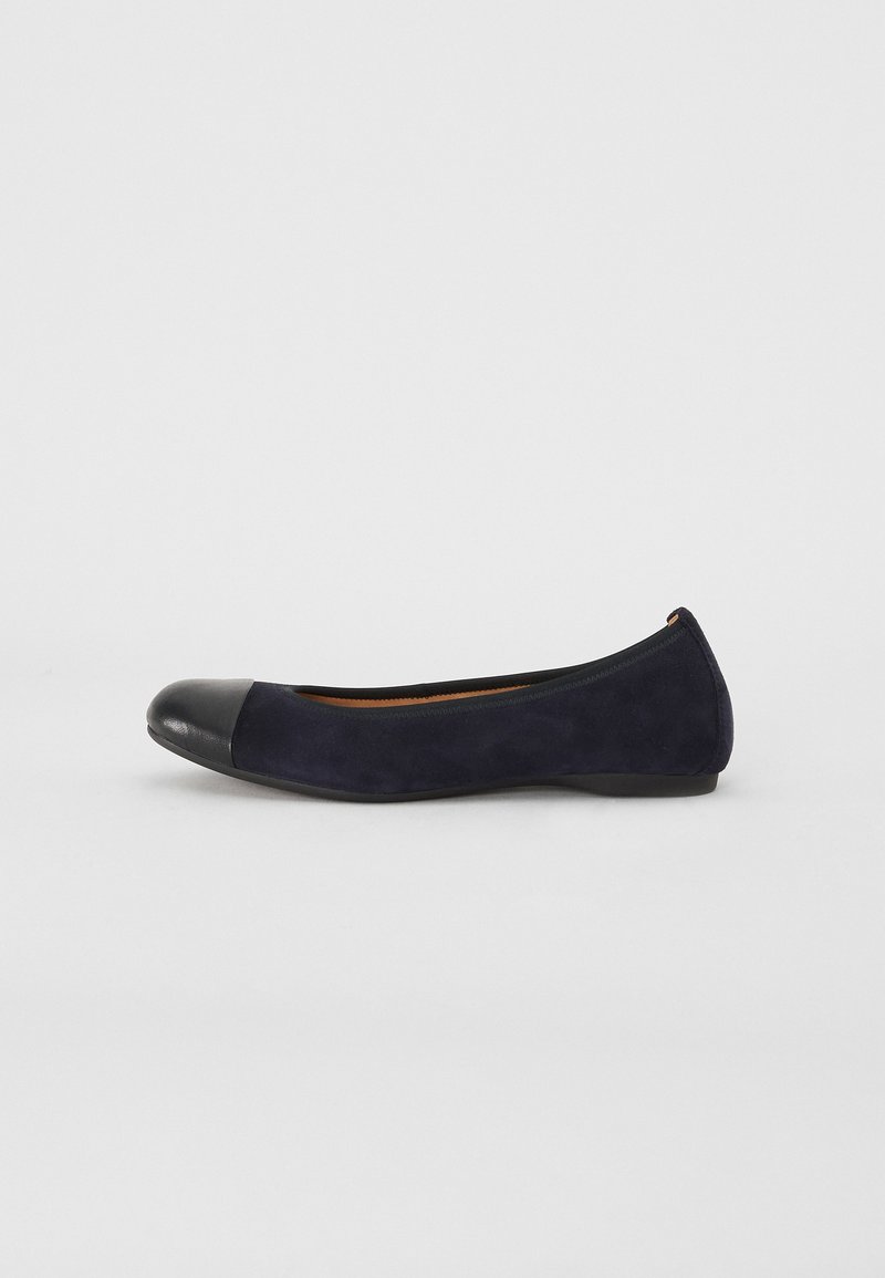 Ballerine en suède bleu marine avec un bout en cuir noir. Dotée d'une surface lisse et d'une forme arrondie avec un profil bas.