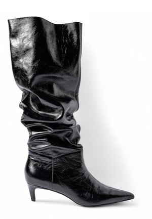 Zwart leren kniehoog laars met een slouchy ontwerp, puntige neus en een lage kittenheel, met een glanzende, textuur afwerking.