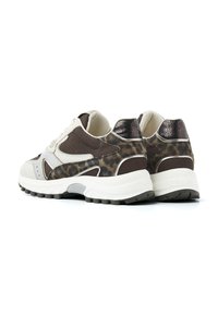 Bruine en crème sneakers met luipaardprint accenten, mesh stof, textuurdetails en stevige witte rubberen zolen.