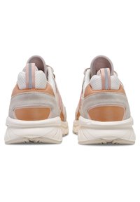 Baskets avec un dessus en daim gris et cuir beige clair, des accents en maille blanche et une semelle en caoutchouc. Équipées de languettes de talon à rayures roses et grises.