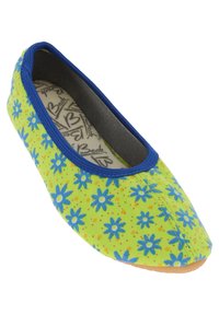 Grüne Stoff-Ballettschuhe mit blauem Blumenmuster, einfarbigem blauen Rand, runder Zehenpartie und brauner Gummisohle. Das Innenleben zeigt das Markenzeichen.
