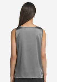 Grå satin ärmlös topp med rundad halsringning och sidoflikar, med en mjuk textur och minimalistisk design.