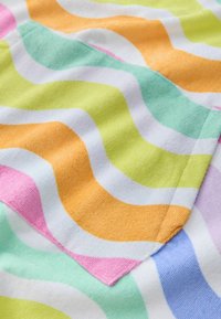 Zachte stof met golvende strepen in pastel oranje, groen, geel, roze, blauw en wit, met een voorzak die bij het patroon past.