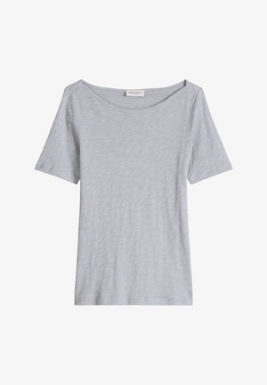 Lichtgrijs T-shirt met korte mouwen, een brede ronde hals en een subtiele structuur, plat gelegd met een zichtbaar merklabel in de kraag.