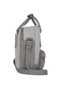 Grijze schoudertas van vlees met een gestructureerd oppervlak, verstelbare grijze webbing schouderband, zijvak en versterkte stikdetails.