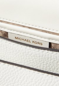MICHAEL Michael Kors CLAIRE - Soma ar siksnu pāri ķermenim - optic white