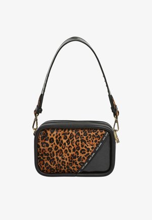 Bolso de mano rectangular negro con panel delantero de estampado de leopardo, ribete diagonal negro con el texto "PEPE JEANS" y una correa de cuero negro.
