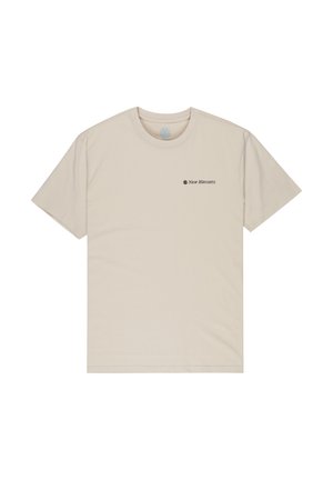 Beige katoenen T-shirt met korte mouwen en een ronde hals. Heeft een kleine "New Heights" tekst in donkerbruin op de linkerborst.