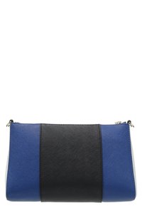 Kabelka s barevným blokováním v modré, černé a bílé barvě. Texturovaný syntetický materiál se zipovým uzavřením a hladkými akcenty po stranách. Kompaktní tvar.
