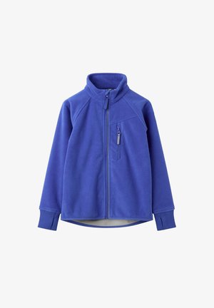 Lilla fleecejakke med høj krave, lynlås foran og brystlomme. Har ribbede manchetter og en let forlænget bagsøm.