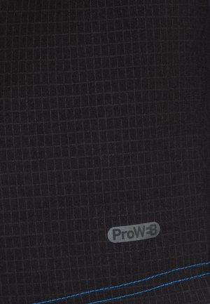 Schwarzer Stoff mit einem Karomuster, versehen mit einem ProW3B-Etikett und blauen Nähakzenten. Glatte Textur, strapazierfähiges Material.