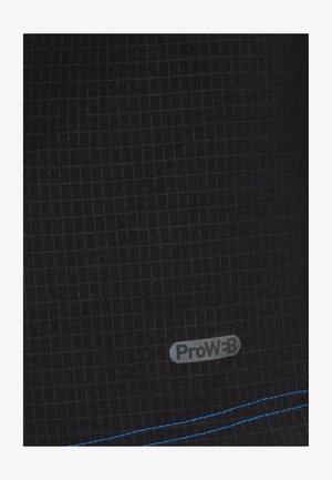 Schwarzer Stoff mit einem Karomuster, versehen mit einem ProW3B-Etikett und blauen Nähakzenten. Glatte Textur, strapazierfähiges Material.