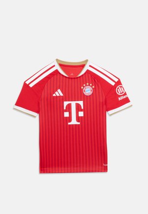 Maillot de football rouge du FC Bayern Munich avec des bandes blanches Adidas sur les épaules, logo Telekom au centre et sponsor Allianz sur la manche droite.