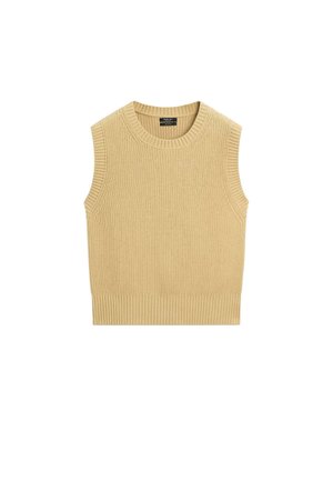 Beige strikket ærmeløs sweatervest med ribbet rund halsudskæring, armhuler og kant, vist på en hvid baggrund.