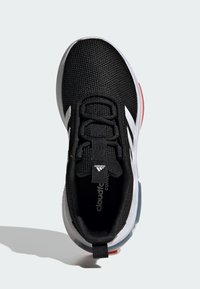 Černá sportovní bota s texturovaným síťovaným svrškem, bílými akcentovými pruhy a polstrovaným límcem. Podešev je vícebarevná s červeným detailem.