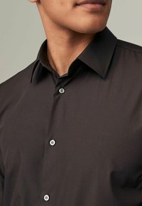 Next REGULAR FIT SINGLE CUFF - Camisa elegante - chocolate brown