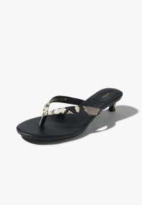 Fekete flip-flop szandál alacsony sarokkal, az pántokon kígyóbőr mintával és sima matt talplemezzel.