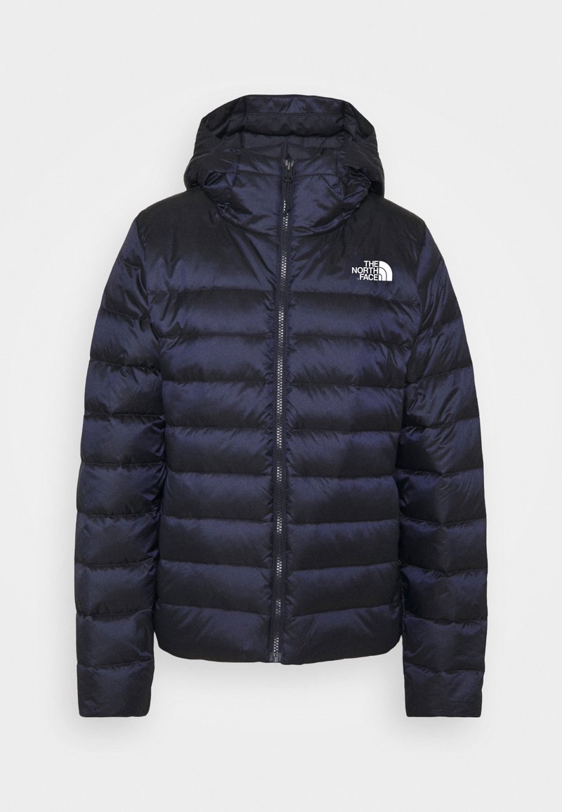 Granatowa kurtka puchowa z kapturem. Posiada pikowane sekcje, zamek błyskawiczny z przodu oraz logo na lewej piersi. Gładka, błyszcząca tekstura.