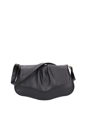 Sac à main en cuir noir avec une texture lisse, une forme arrondie et un design froncé. Il dispose d'une longue bandoulière et de subtils accents matériels en or.