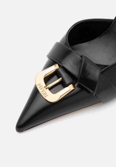 Scarpa in pelle nera con punta a punta, caratterizzata da una fibbia decorativa con finitura dorata e una fascia testurizzata sulla parte superiore.
