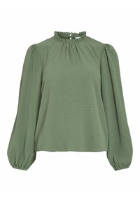 Olijfgroene blouse met lange mouwen, een rimpelachtige halslijn en subtiele textuur, met pofmouwen en gerimpelde manchetten.
